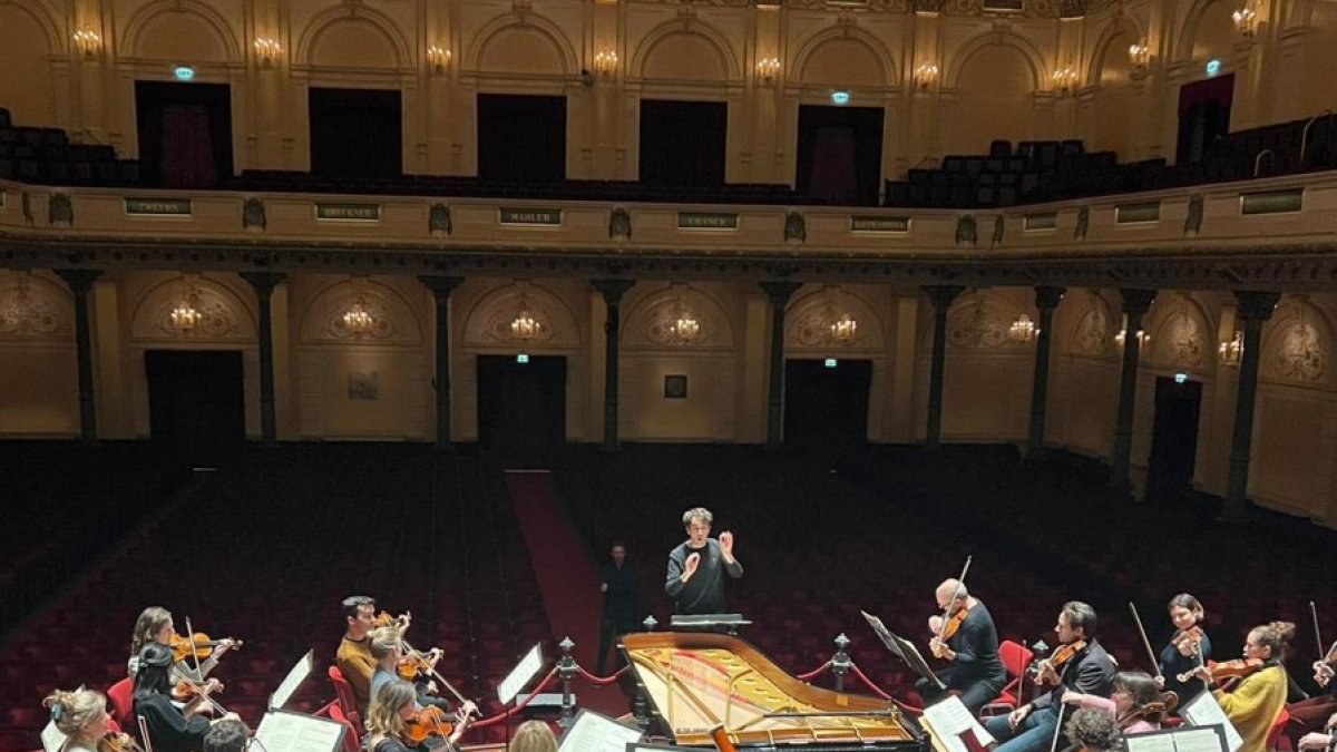 El joven director de orquesta soriano Alejandro Puerta Cantalapiedra dirige a la Orquesta de Cámara de Países Bajos. ICAL
