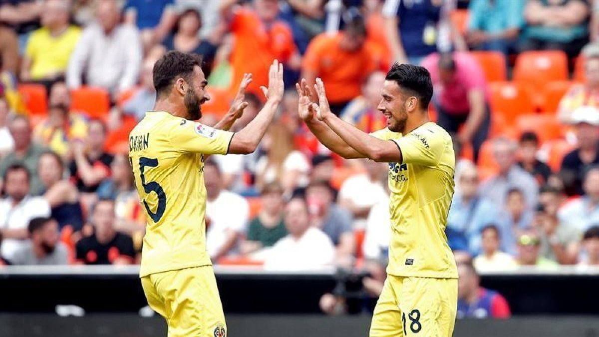 Sansone (1) celebra con su compañero Adrián López (d) su gol marcado ante el Valencia.-EFE