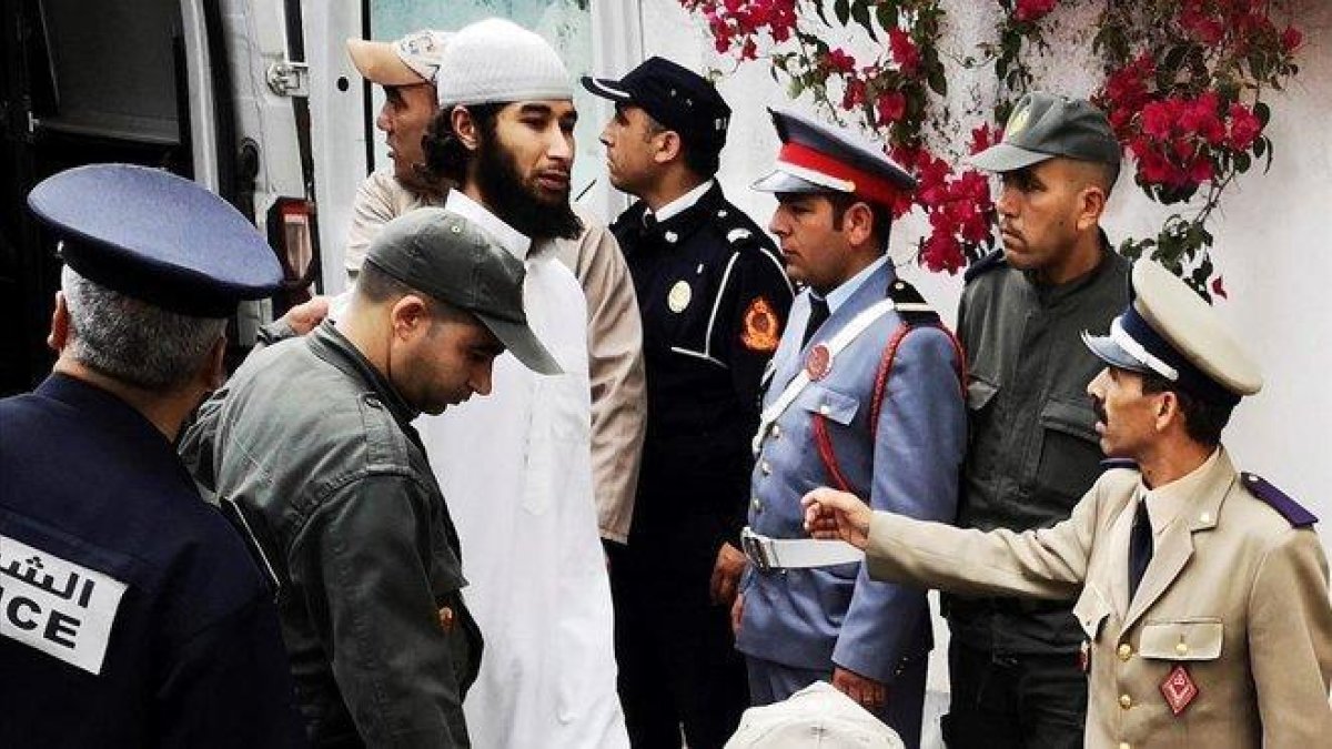 Uno de los condenados, Abdessamad Al Joud, llegando al tribunal del juicio.-MOHAMED SIALI (EFE)