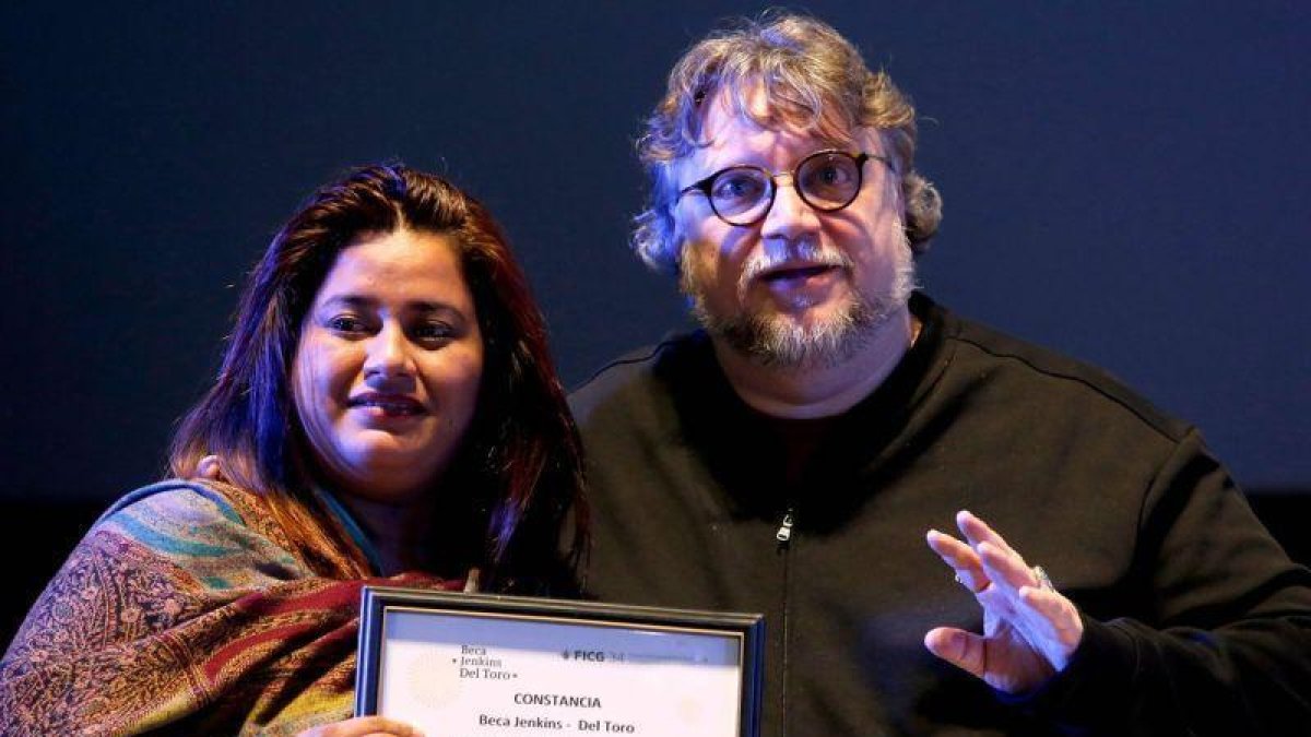 Guillermo del Toro  entrega becas a jóvenes mexicanos.-AFP