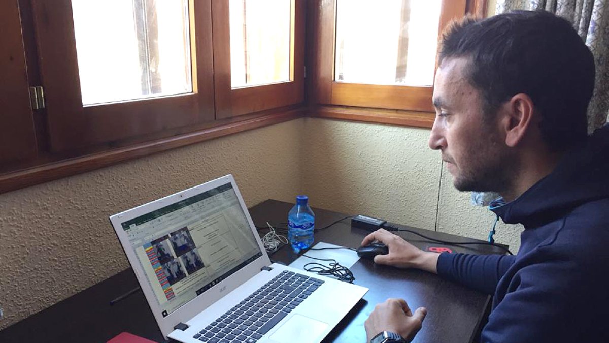 Roberto Llorente sigue al detalle desde su domicilio el trabajo de los jugadores del Numancia. CEDIDA