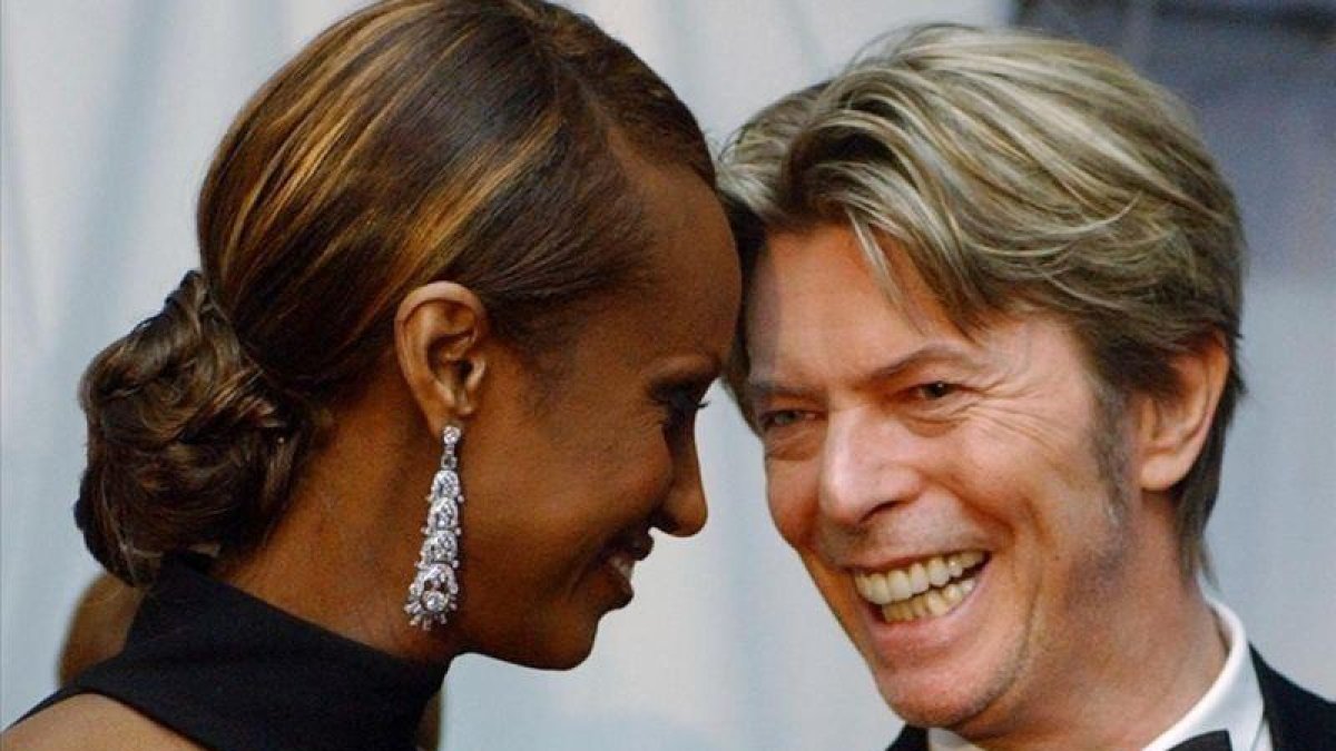 Iman y David Bowie, en un acto benéfico en Nueva York, en el 2002.-AP