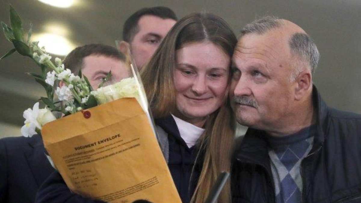 Maria Butina, con su padre, a su llegada a Moscú.-EPA / SERGEI ILNITSKY