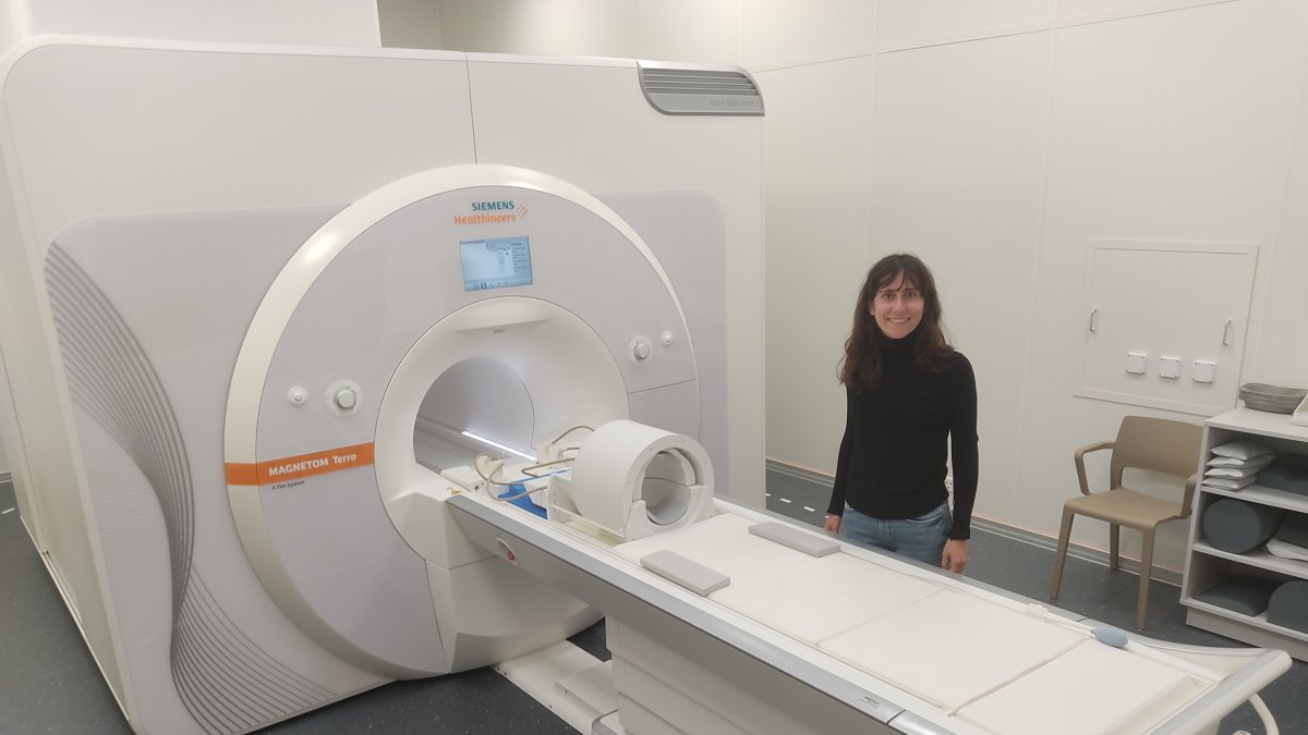 Cristina Sainz con el escáner con el que trabaja Magnetom Terra 7 Tesla , Siemens que está en el ‘Swiss Institute for Translational and Entrepreneurial Medicine’. E. M.