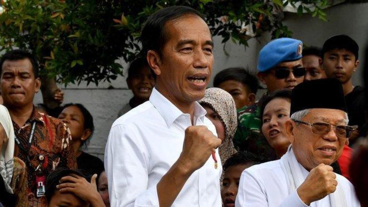 Joko Widodo celebra su victoria en las elecciones durante una visita a un barrio de Yakarta, este martes.-GOGH CHAI HIN (AFP)