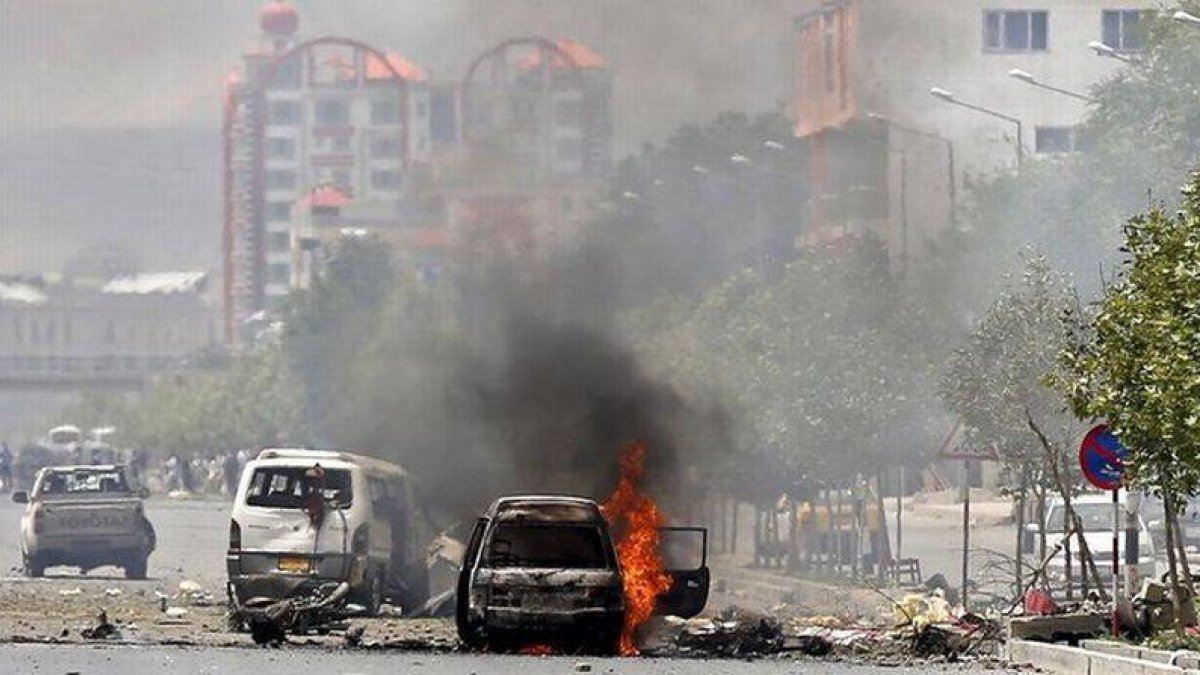 Un coche arde tras una explosión cerca del Parlamento afgano.-Foto: REUTERS / MOHAMMED ISMAIL