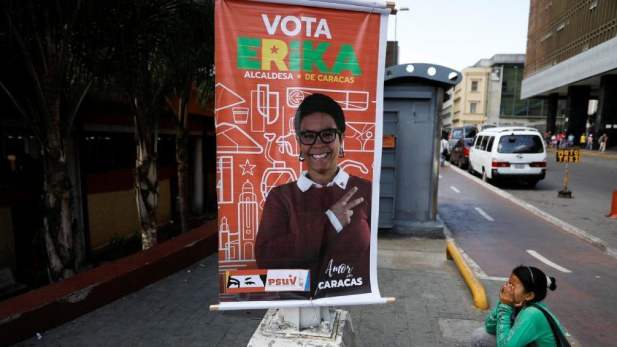 Cartel electoral de Erika Farias, candidata chavista a alcalde al distrito Libertador.-MARCO BELLO / REUTERS