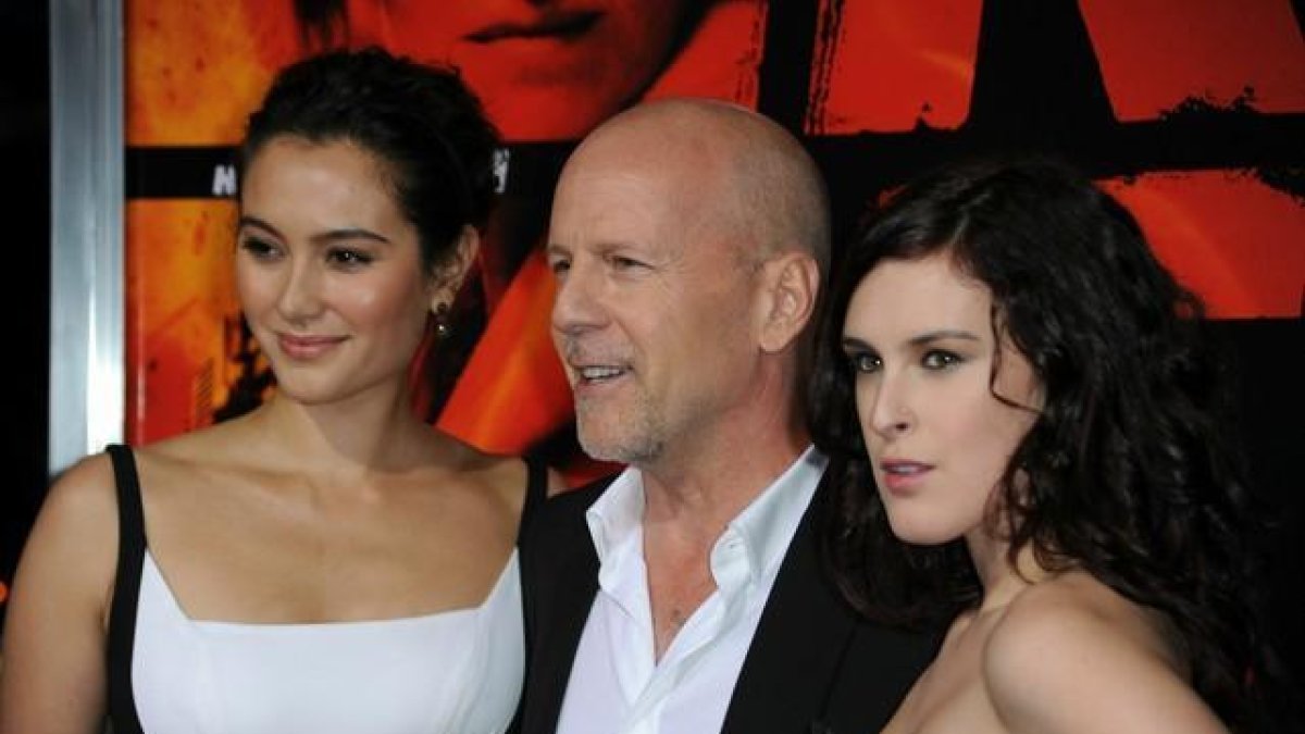 El actor Bruce Willis posa con su esposa, Emma Heming, y su hija, Rumer Willis, a su llegada al Teatro Chino de Hollywood, en octubre del 2010.-AFP / FRAZER HARRISON