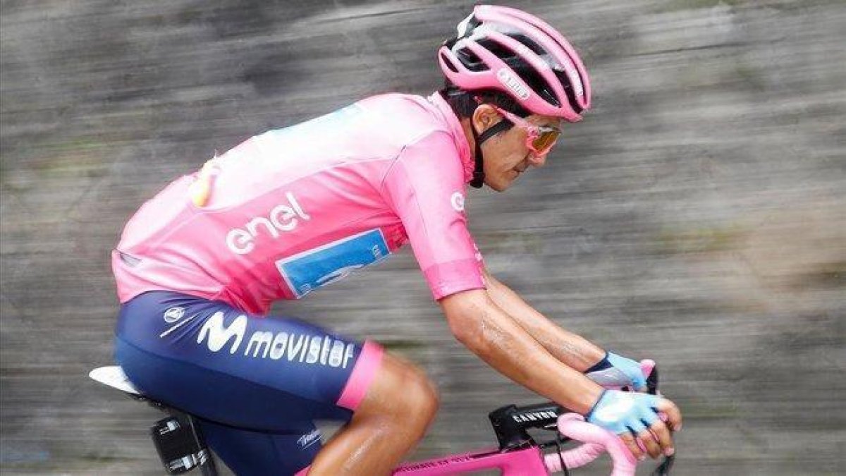 Richard Carapaz, este jueves, durante la 18ª etapa del Giro.-LUK BENIES / AFP