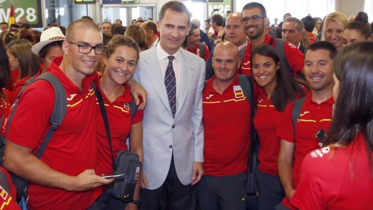 El Rey Felipe se fortografía junto a varios miembros del equipo olímpico, al que ha despedido este viernes en el aeropuerto de Barajas.-EFE / J J GUILLÉN