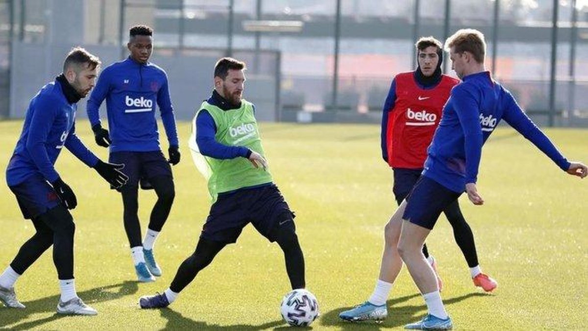 Entrenamiento del Barça antes de viajar a Arabia Saudí.-