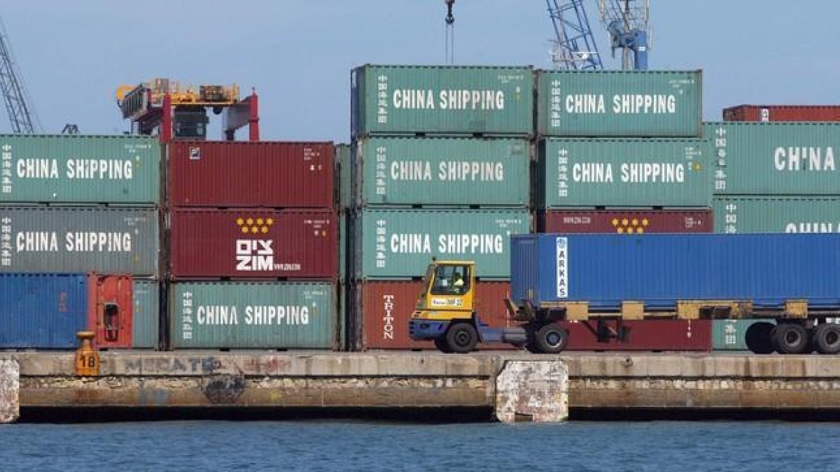 Contenedores con productos de China en el Puerto de Valencia.-MANUEL LORENZO