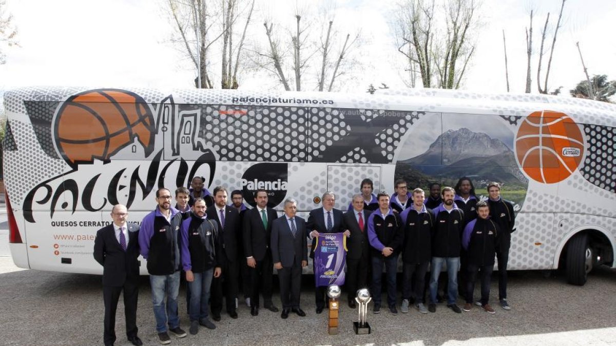El ministro de Educación, Cultura y Deporte, Íñigo Méndez de Vigo, recibe al equipo de baloncesto de Palencia Quesos Cerrato.-ICAL