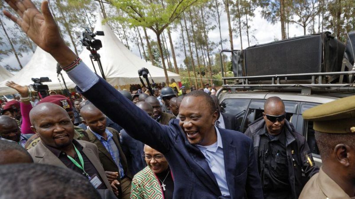 El presidente en Kenia, Uhuru Kenyatta, tras dipositar su voto en las segundas elecciones presidenciales.-AP / BEN CURTIS (AP)
