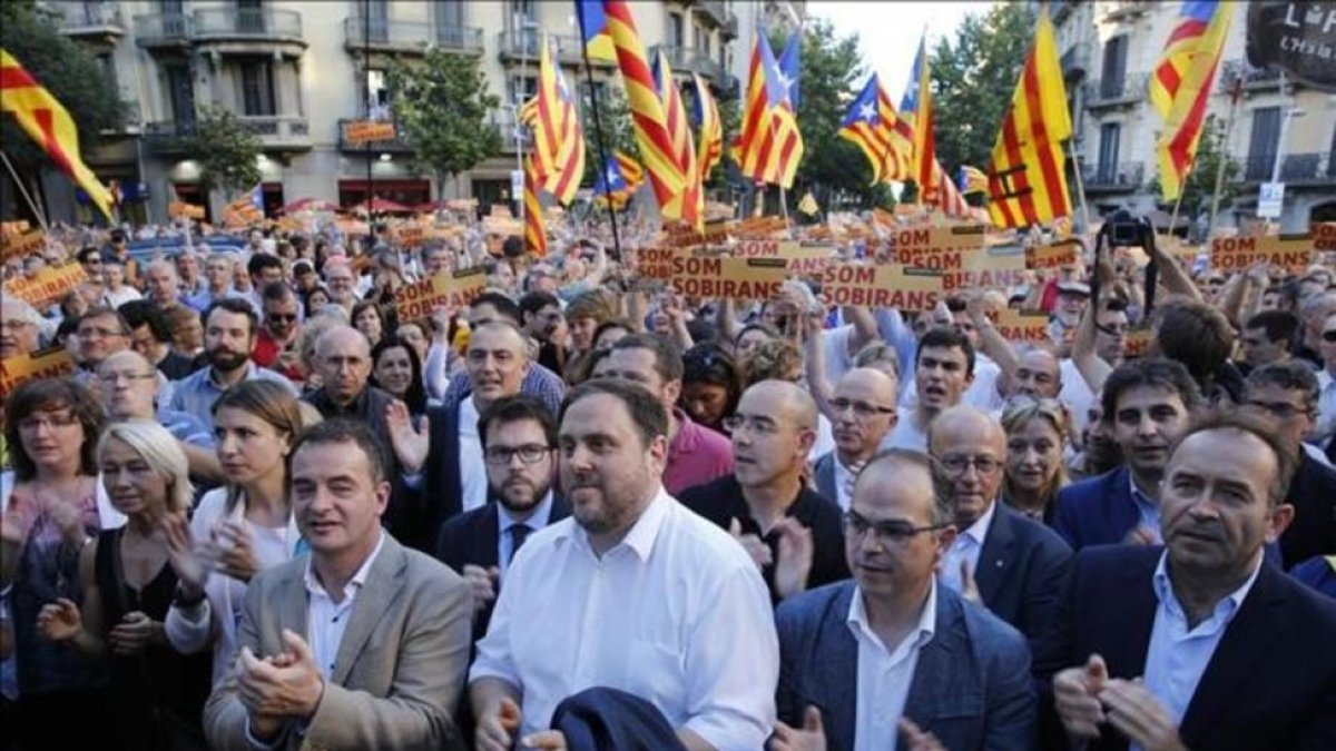 El vicepresidente Oriol Junqueras encabeza la concentración en Barcelona para pedir la dimisión de Jorge Fernández Díaz.-ÁLVARO MONGE