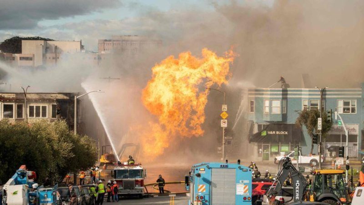 Un incedio en un suburbio de San Francisco, California, por una explosón de gas.-AFP