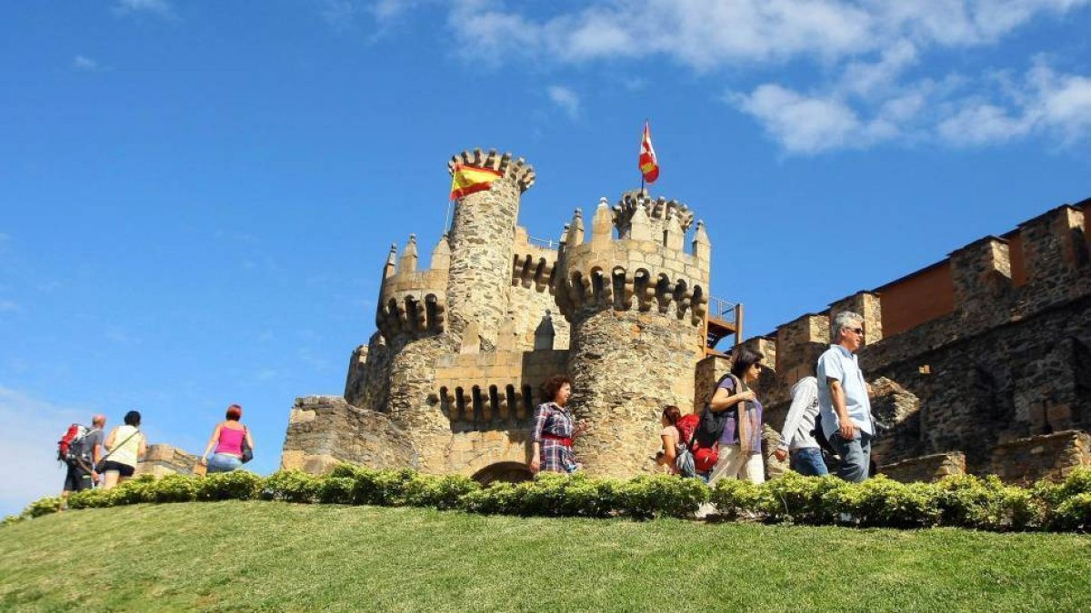 Turistas visitando el Castillo de los Templarios de Ponferrada (León)-Ical