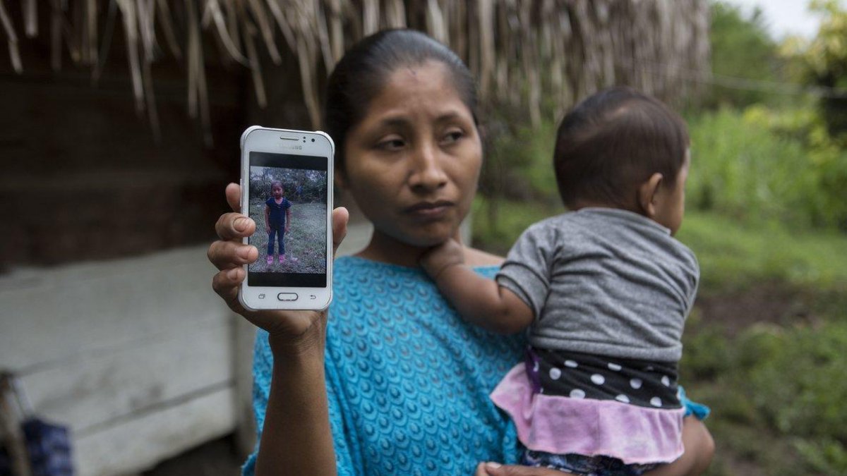 La madre de Jakelin muestra una foto de su hija fallecida-OLIVIER DE LEÓN/AFP