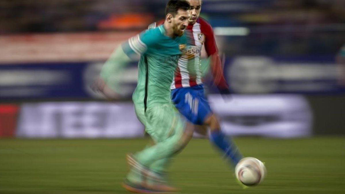 Messi corre en el Calderón junto a a Griezmann en el Atlético-Barça de la Copa-