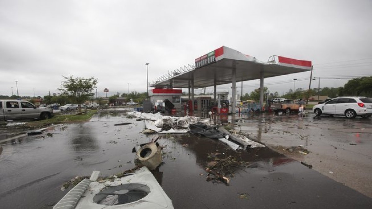 Tornados y fuertes lluvias ocasionan daños materiales muy graves en los EEUU.-AP / THE VICKSBURG POST