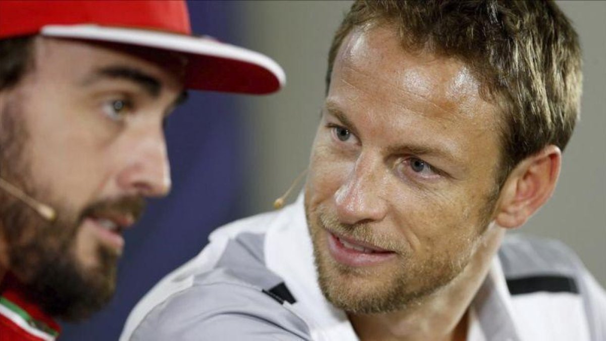 Fernando Alonso y Jenson Button, en Abu Dabi.-EFE / VALDRIN XHEMAJ