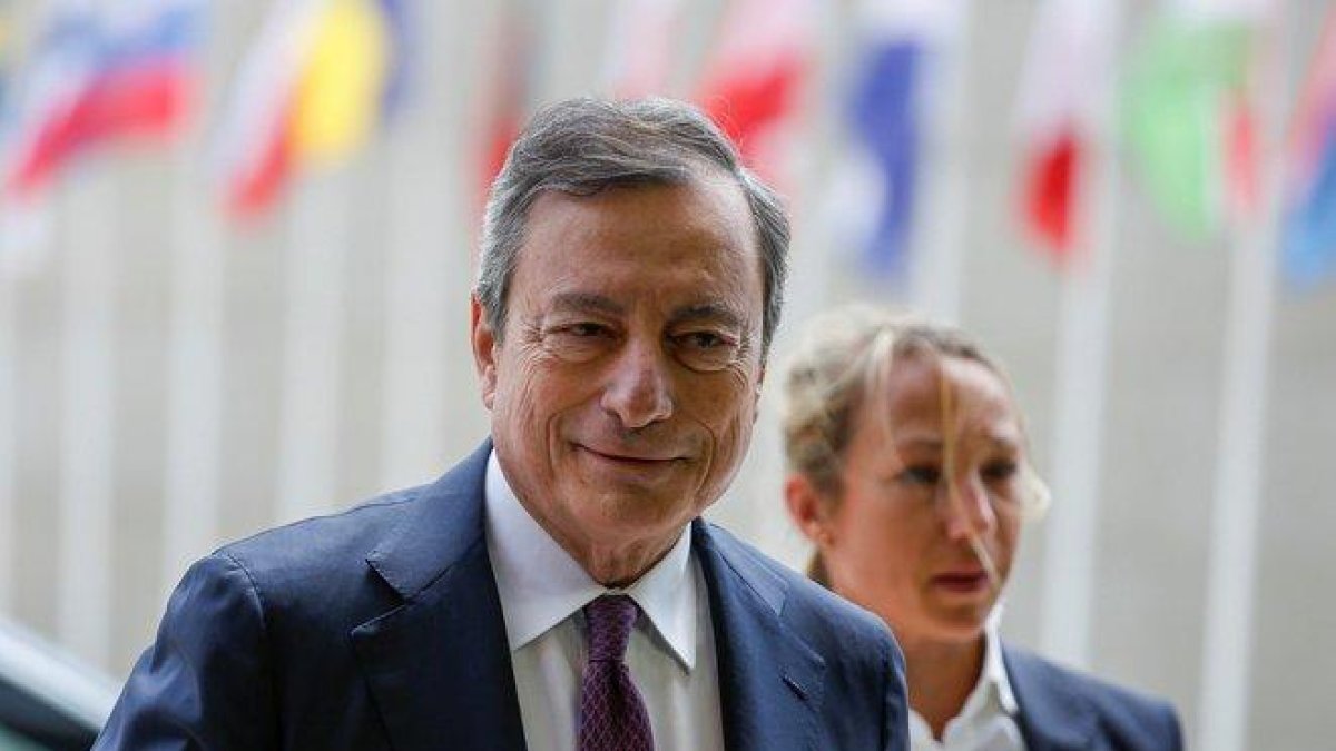 El presidente del Banco Central Europeo (BCE), Mario Draghi, a su llegada a la reunión de ministros de Economía y Finanzas de la eurozona en Luxemburgo.-JULIEN WARNAND (EFE)