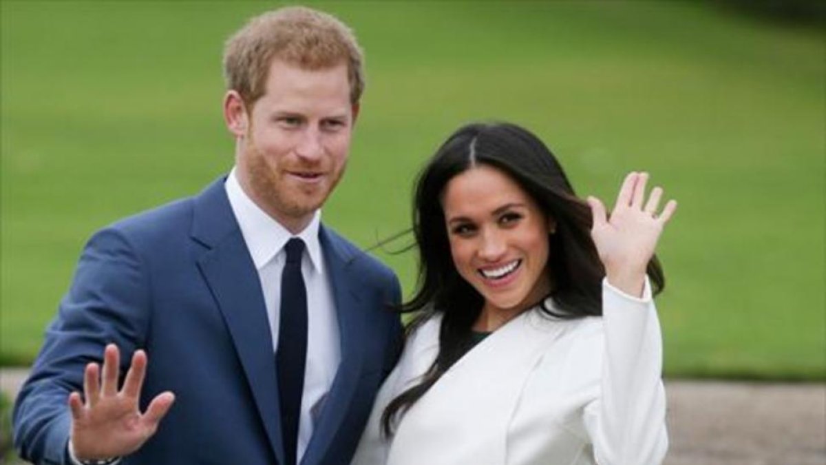 El príncipe Enrique y la actriz norteamericana Meghan Markle, el pasado lunes, ante los fotógrafos en los jardines del palacio de Kensington.-AFP / DANIEL LEAL-OLIVAS