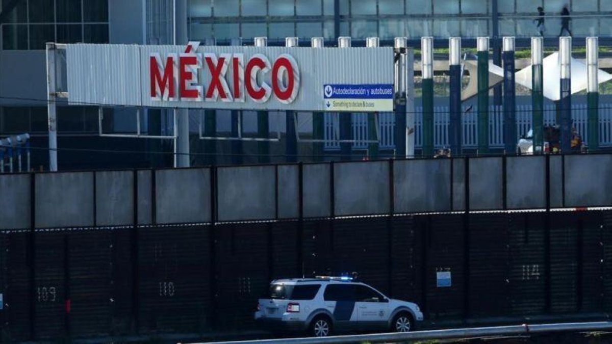 Un vehículo de patrullas de fronteras de EEUU pasa junto al muro entre México y EEUU en San Ysidro (California), este miércoles.-REUTERS / MIKE BLAKE