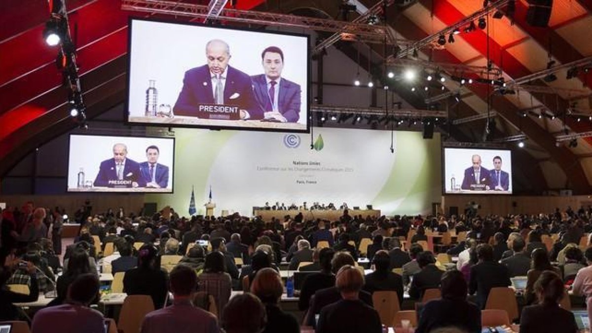 Vista general del plenario durante la presentación del primer borrador de acuerdo de la cumbre del clima de París-EFE / IAN LANGSDON