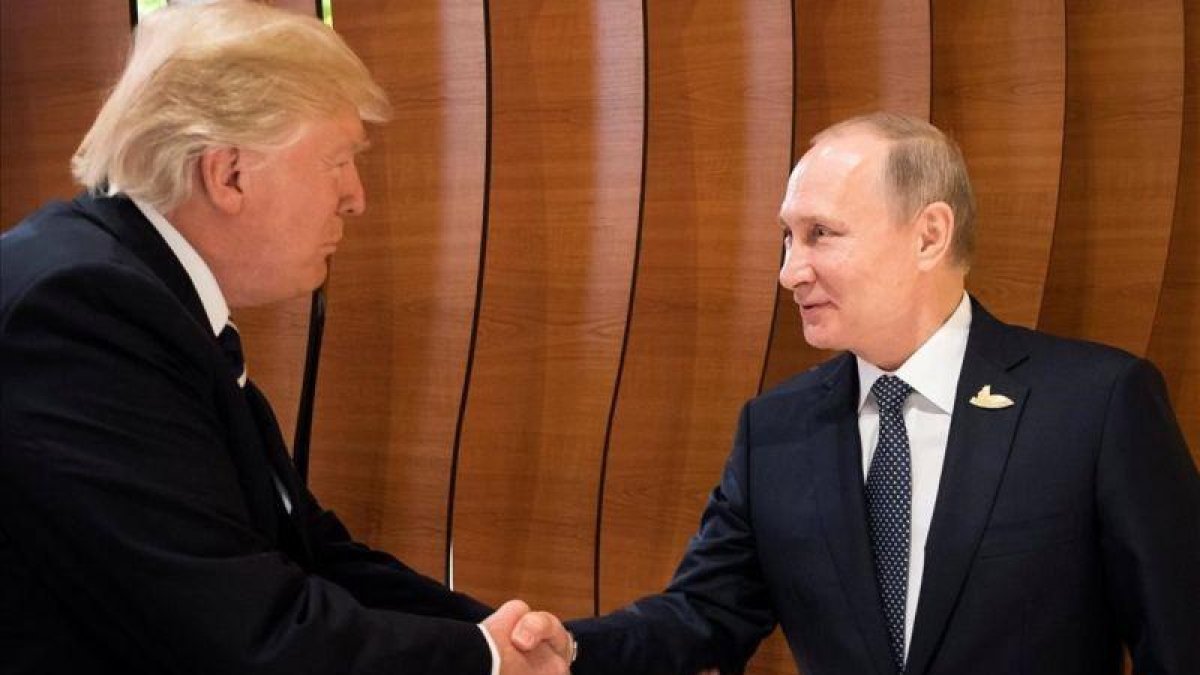 Trump y Putin en la cumbre del G-20 en Hamburgo.-REUTERS