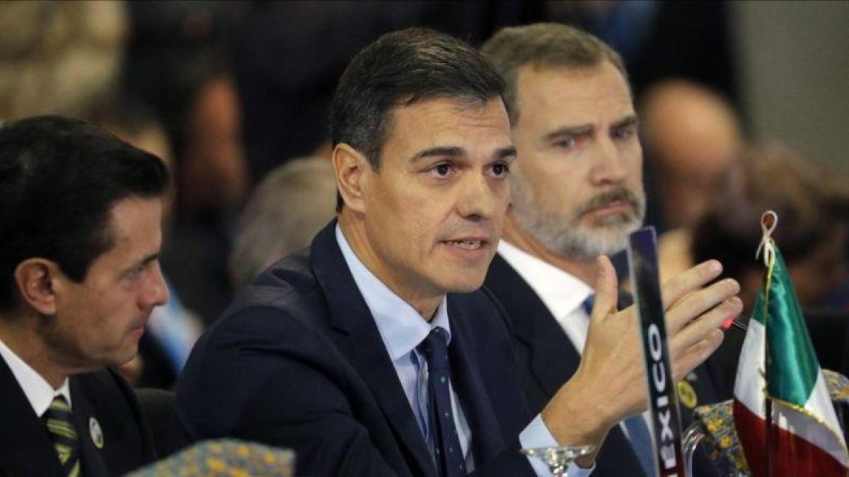 Pedro Sánchez y Felipe VI, este viernes durante la cumbre iberoamericana celebrada en Antigua (Guatemala).-EFE / LAVANDEIRA JR.