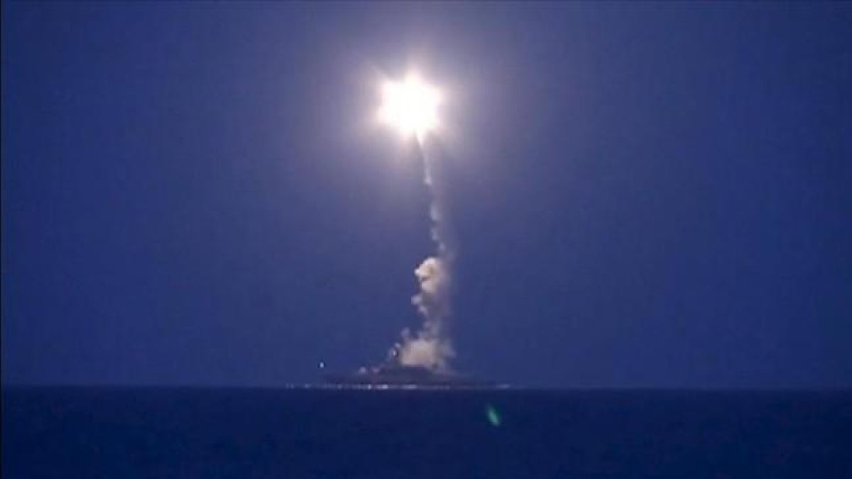 Imagen proporcionada por el Ministerio de Defensa de Rusia en la que un buque de guerra ruso dispara un cohete en el Mar Caspio, alcanzando objetivos de Estado islámico y Al-Nusra en Síria.-REUTERS