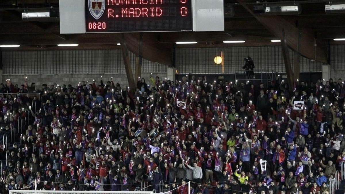 Los móviles se encendieron en el minuto 8 del Numancia-Real Madrid.-VALENTÍN GUISANDE