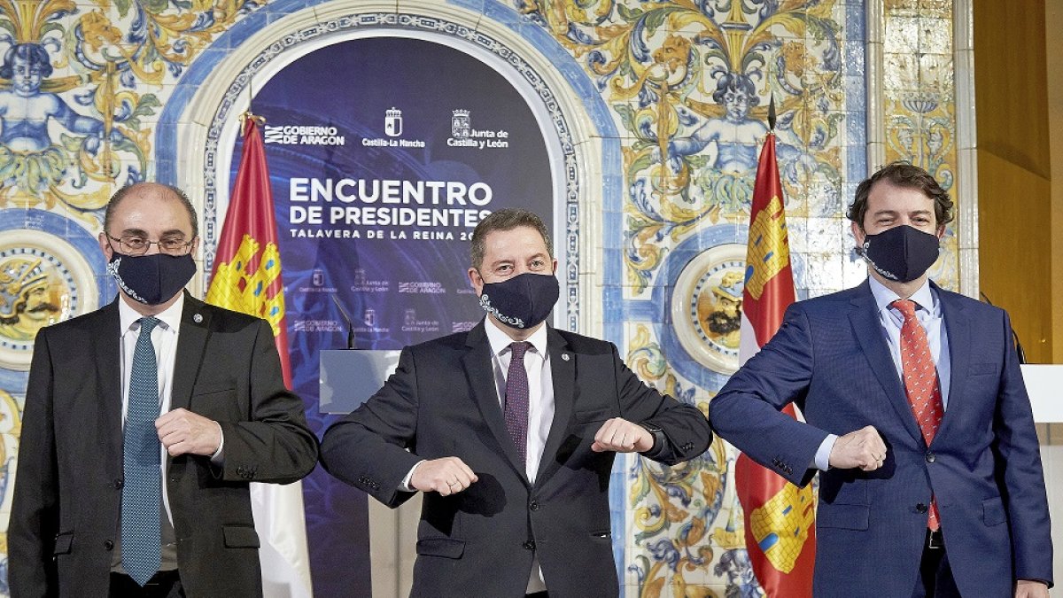 Los presidentes de Aragón, Castilla-La Mancha y Castilla y León, Javier Lambán, Emiliano García-Page y Alfonso Fernández Mañueco, se saludan tras la reunión celebrada en Talavera de la Reina. ICAL