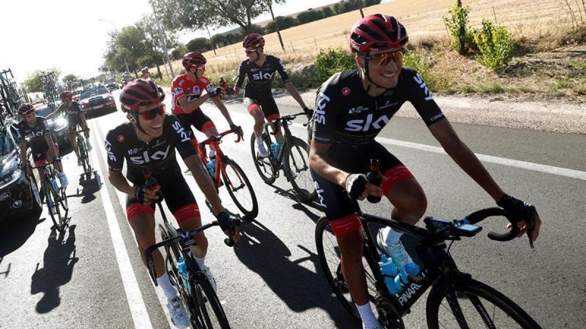 El ciclista británico del equipo Sky, Chris Froome (c), virtual ganador de la Vuelta Ciclista a España, brinda con cerveza junto a su equipo durante la última etapa de La Vuelta a España con salida en Arroyomolinos y meta final en Madrid.-EFE / JAVIER LIZÓN