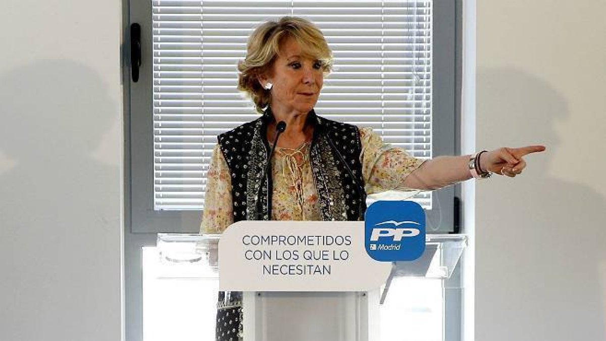 La presidenta del PP de Madrid, Esperanza Aguirre, durante su visita al Centro de Servicios Sociales 'Fuerte de Navidad'.-Foto: EFE