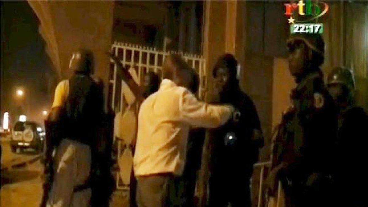 Fuerzas de seguridad en las proximidades del hotel Splendid de Uagadugú.-REUTERS TV