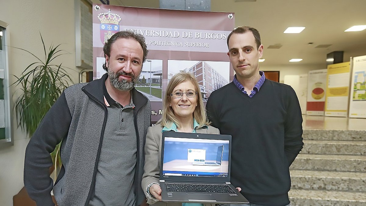 Raúl Marticorena, María Consuelo Saiz y Álvar Arnaiz muestran la aplicación en las instalaciones de la Universidad de Burgos. EL MUNDO