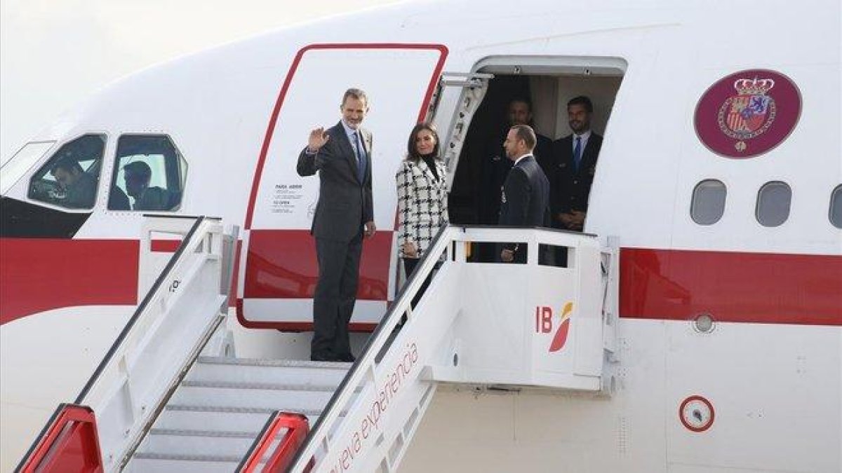 Los reyes Felipe y Letizia, este lunes, en el aeropuerto Adolfo Suárez Madrid-Madrid.-EUROPA PRESS / RAÚL TERREL