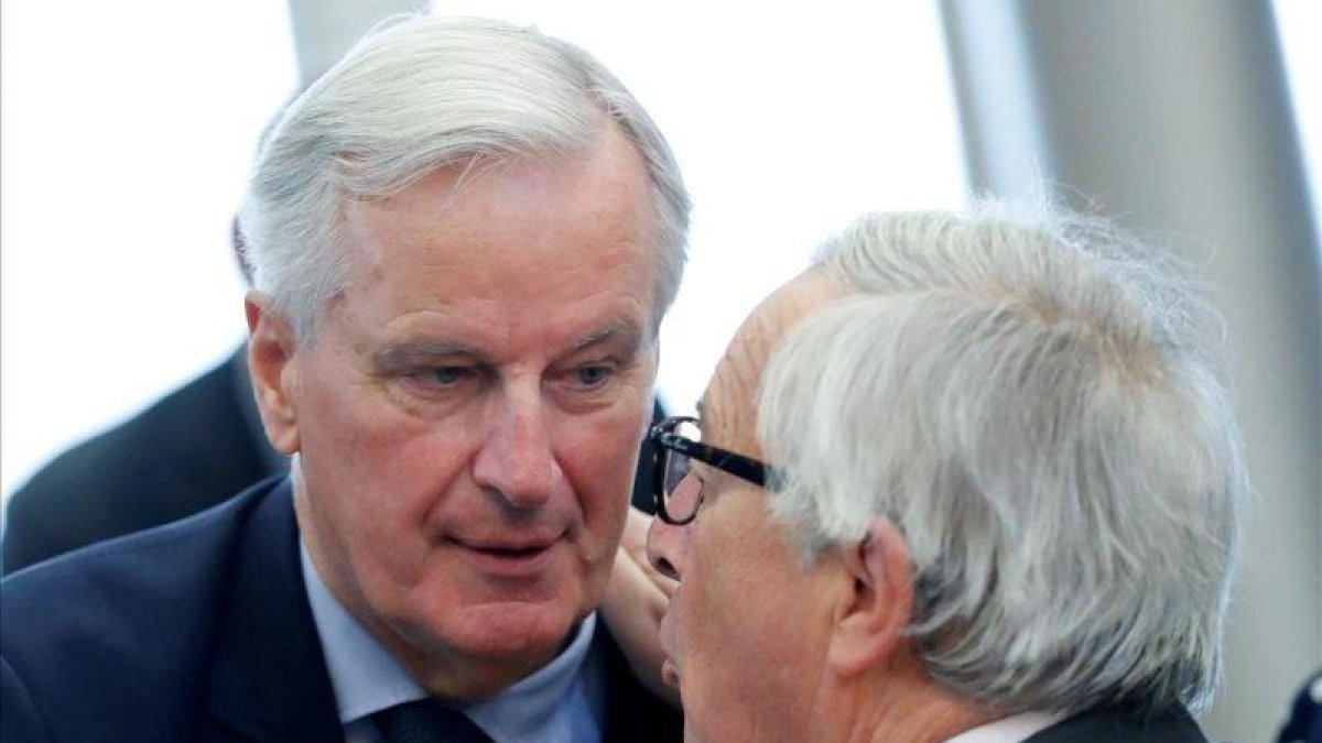 Barnier y Juncker.-REUTERS / YVES HERMAN