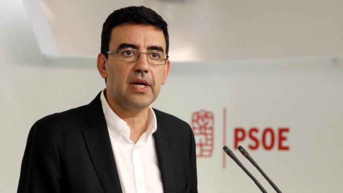 El portavoz de la gestora del PSOE, Mario Jiménez, en la sede del partido.-EFE / JAVIER LÓPEZ