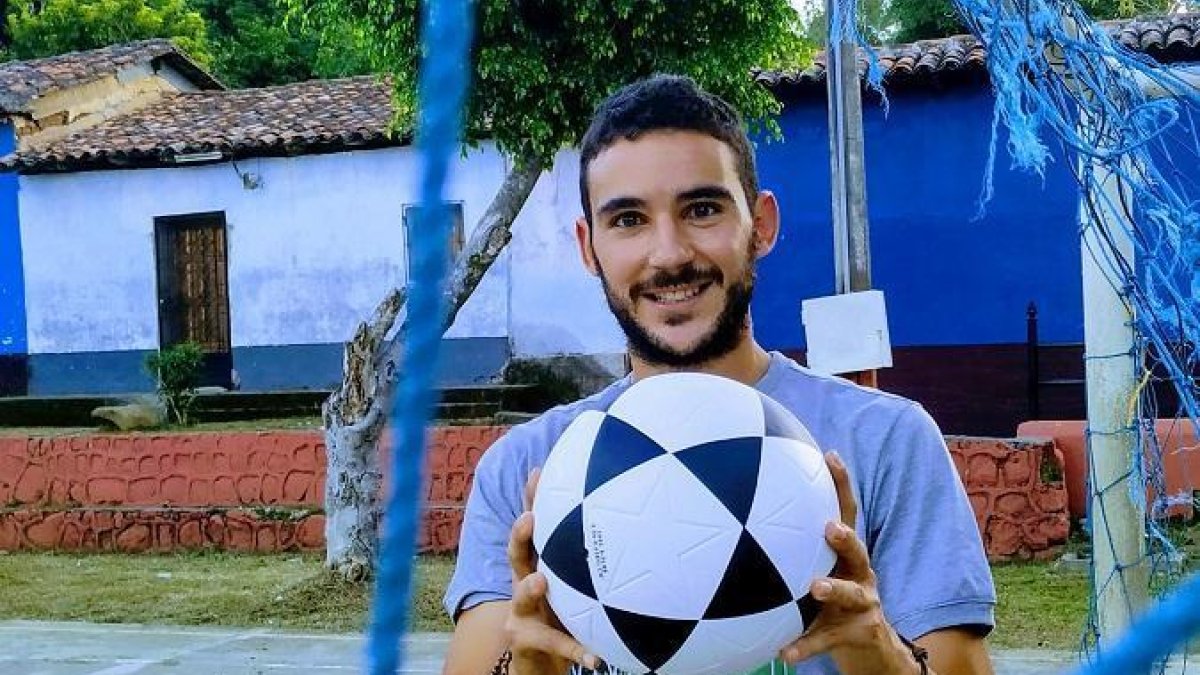 Alfonso García Álvaro, en una de las canchas donde juega a fútbol rápido.-HDS