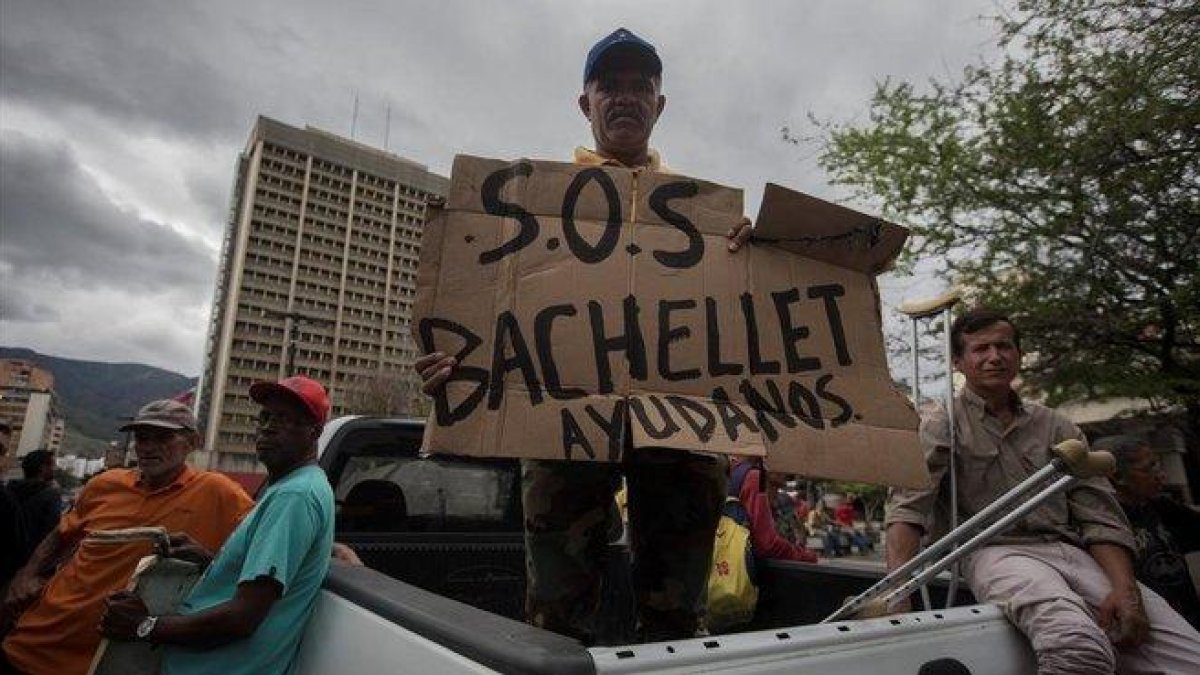 Trabajadores petroleros se manifiestan en Caracas y piden ver a Bachelet.-EL PERIÓDICO