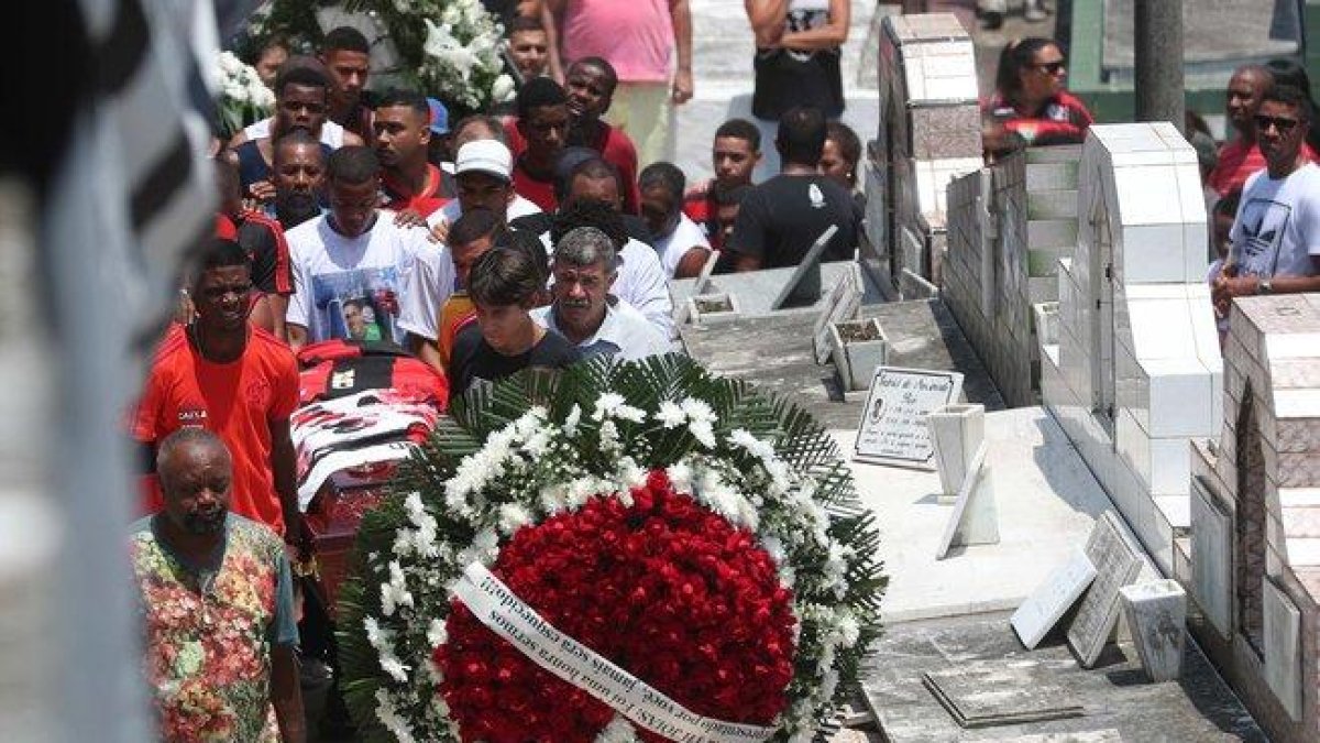 El féretro del joven arquero Christian Esmerio, quien perdió la vida en el incendio en una de las sedes del club Flamengo.-EFE / MARCELO SAYAO