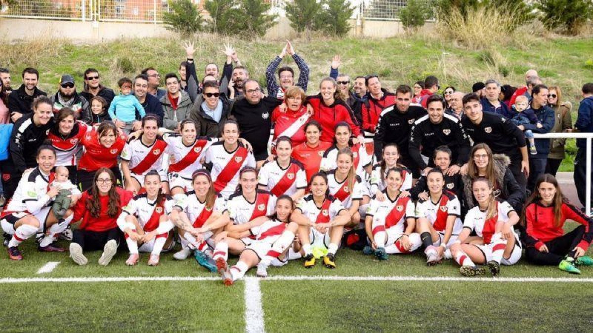 Iñigo Errejón con las jugadoras del Rayo Vallecano.-EL PERIÓDICO