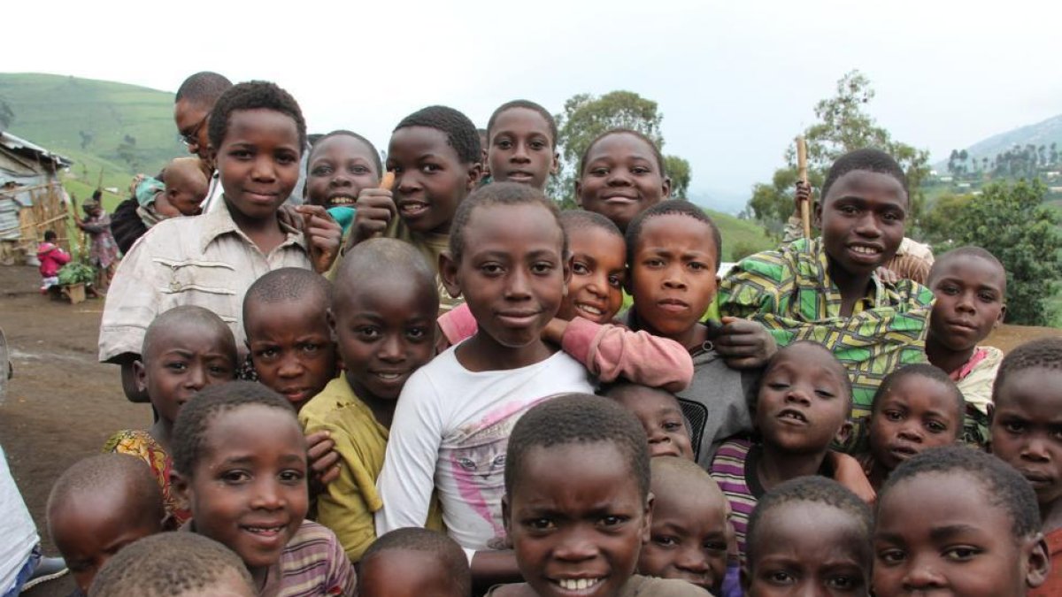 Un grupo de niños congoleños que han huido de la guerra que asola el país.-TRINIDAD DEIROS