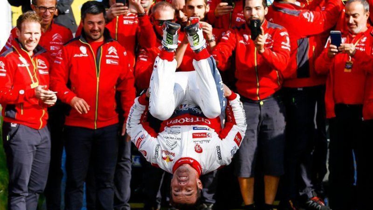 Loeb, en el centro, celebra la victoria en Cataluña, tras acabar la prueba en Salou.-AFP / PAU BARRENA (AFP)