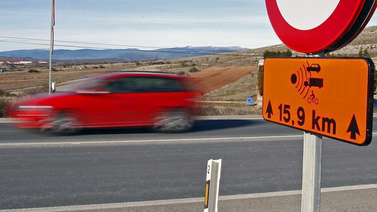 Una señal advierte de la posibilidad de controles de velocidad en un tramo concreto.-MARIO TEJEDOR