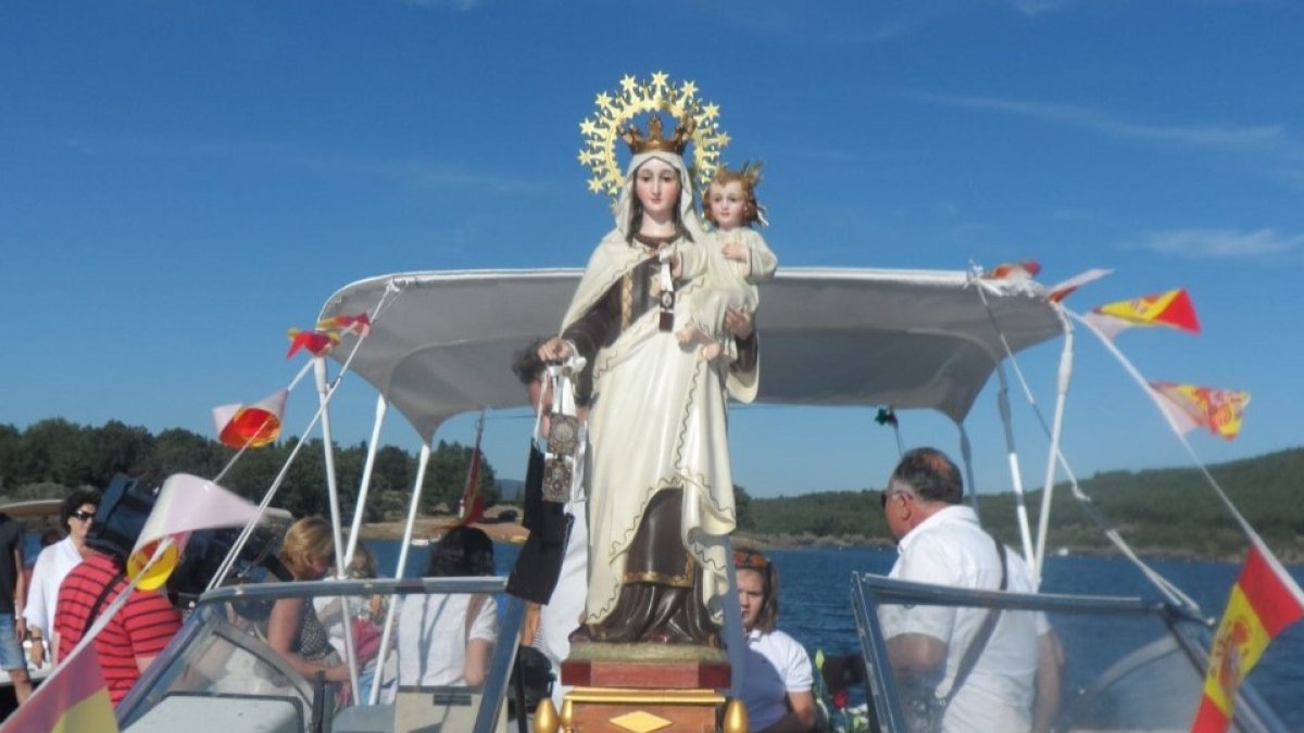La Virgen del Carmen sobre una embarcación en una edición anterior de la romería. HDS