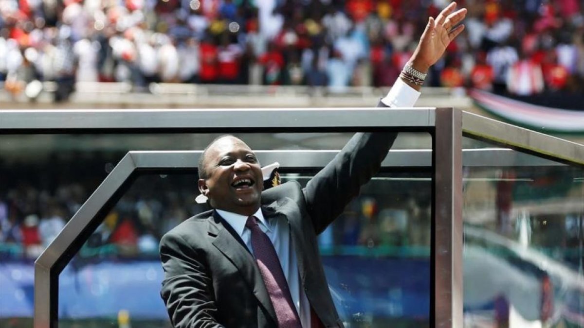 Uhuru Kenyatta jura su cargo como presidente para los próximos cinco años en el estadio Kasarni en Nairobi.-/ BAZ RATNER